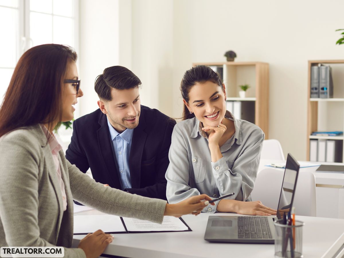 How much do real estate agents earn per sale