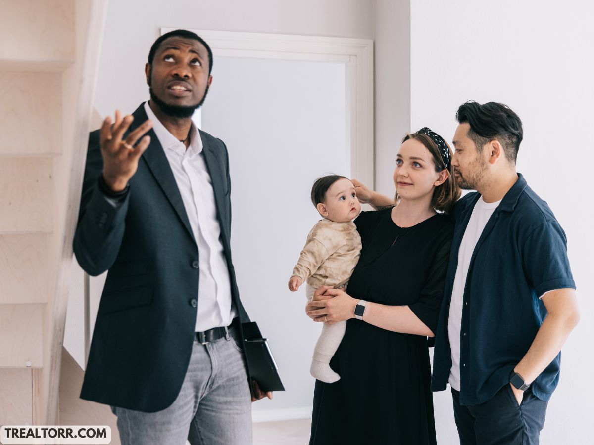How much does a real estate agent earn